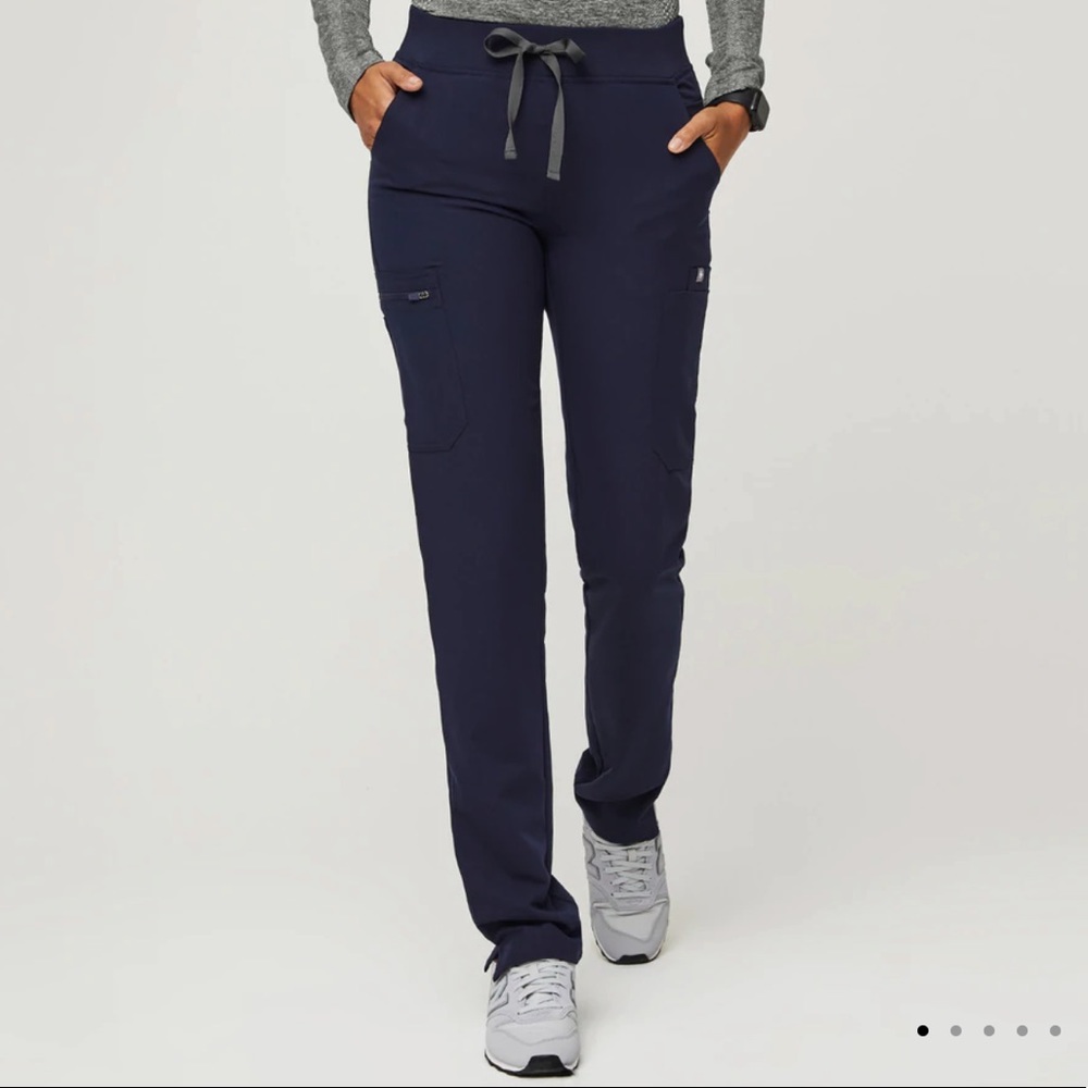 Figs. Yola skinny scrub pants. Navy. 11 pockets. Size large.